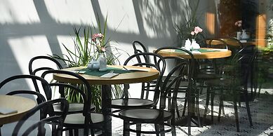 Hotel At the White Lily