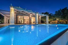 Avra Luxury Villa