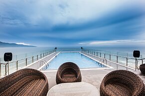 Yarra Ocean Suites Danang