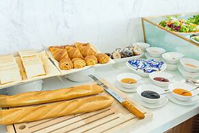 Yarra Ocean Suites Danang