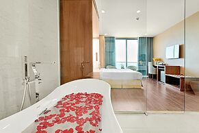 Yarra Ocean Suites Danang