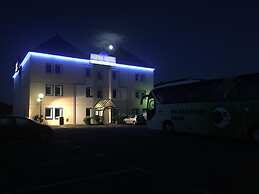 Alpha Hotel