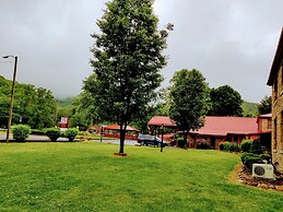 Smoky Falls Lodge