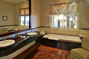 Founders Lodge by Mantis