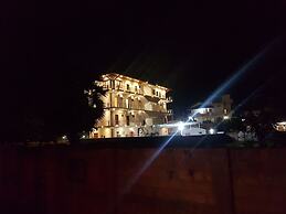 Luxury Everest Hotel