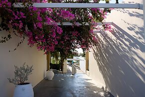 “Kiotari Miraluna Beach Resort”