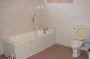 Nanda Wunn Hotel - Hostel