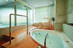 River Retreat GARAKU