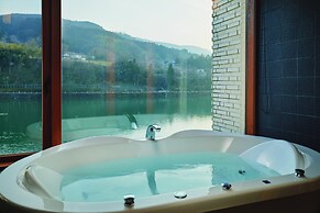 River Retreat GARAKU