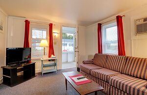 Carriage House Motel Cottages & Suites