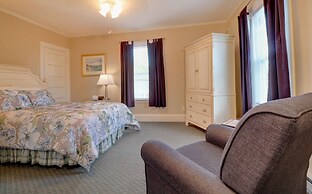 Carriage House Motel Cottages & Suites