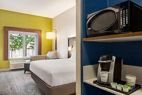 Holiday Inn Express & Suites Redding, an IHG Hotel