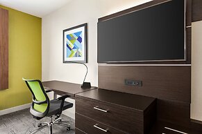 Holiday Inn Express & Suites Redding by IHG