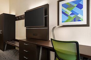 Holiday Inn Express & Suites Redding by IHG