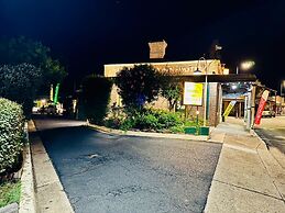 Ten Dollar Town Motel