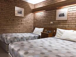 Ten Dollar Town Motel