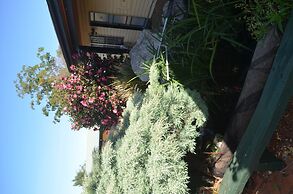 Ten Dollar Town Motel