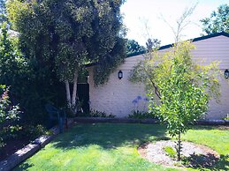 Ten Dollar Town Motel