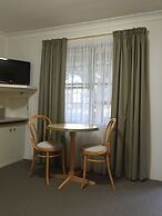 Ten Dollar Town Motel