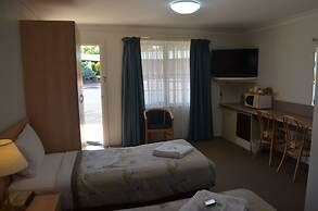 Ten Dollar Town Motel