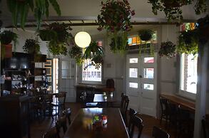 Ten Dollar Town Motel