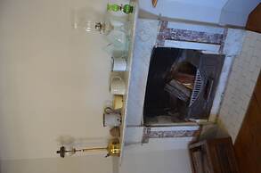 Ten Dollar Town Motel