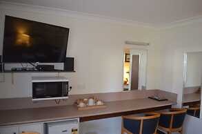 Ten Dollar Town Motel