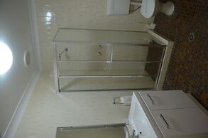 Ten Dollar Town Motel