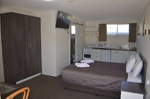 Ten Dollar Town Motel