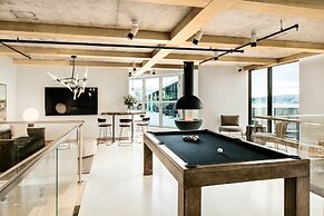 the DOUGLAS, Autograph Collection