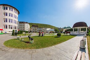 Democratia Ultra All Inclusive