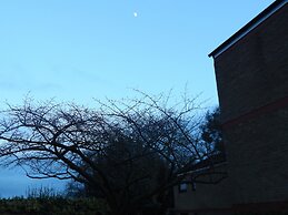 LETS Quiet Cul-de-Sac Apartment