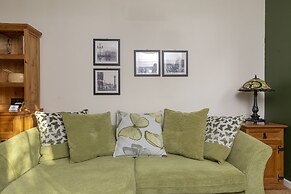 LETS Quiet Cul-de-Sac Apartment