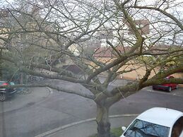 LETS Quiet Cul-de-Sac Apartment