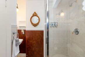 The Wayward Traveler's Inn