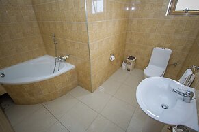 Reinah Tourist Hotel