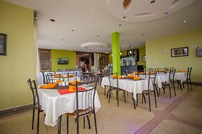 Reinah Tourist Hotel