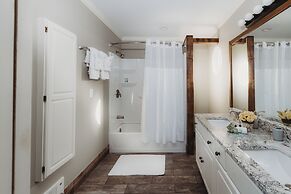 The VUE Boutique Hotel & Boathouse