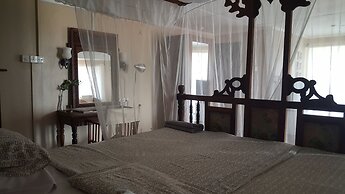 Q-Bar & Guest House