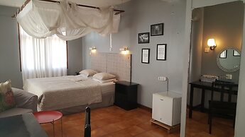 Q-Bar & Guest House