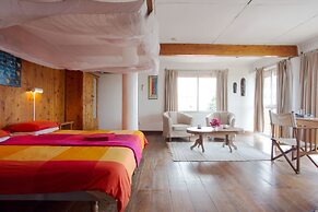 Q-Bar & Guest House