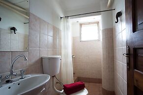 Q-Bar & Guest House