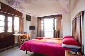 Q-Bar & Guest House