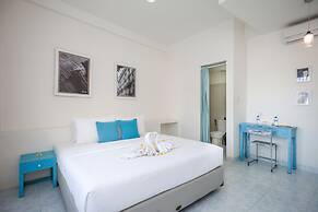 Paras Paros Marina Lodge