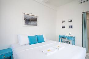 Paras Paros Marina Lodge