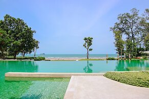 Hua Hin Luxury Beachfront Condo By Mon