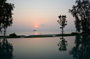 Hua Hin Luxury Beachfront Condo By Mon