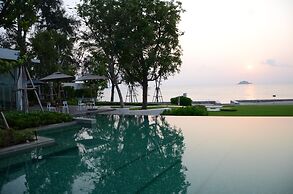 Hua Hin Luxury Beachfront Condo By Mon
