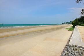 Hua Hin Luxury Beachfront Condo By Mon