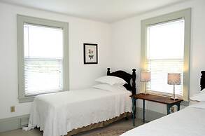 Still Point Lodge & Cottages